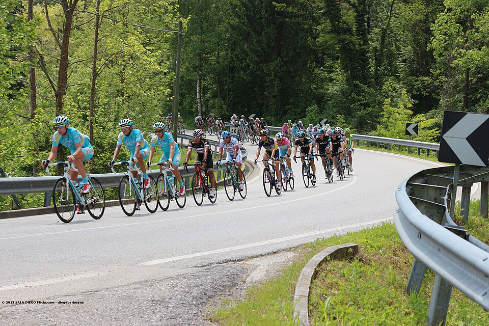 Peloton cycliste en montagne lors du Giro d’Italia