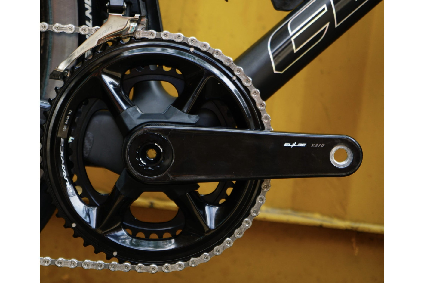 Pédalier carbone Elilee XXE X310 : légèreté, rigidité et compatibilité pour la performance